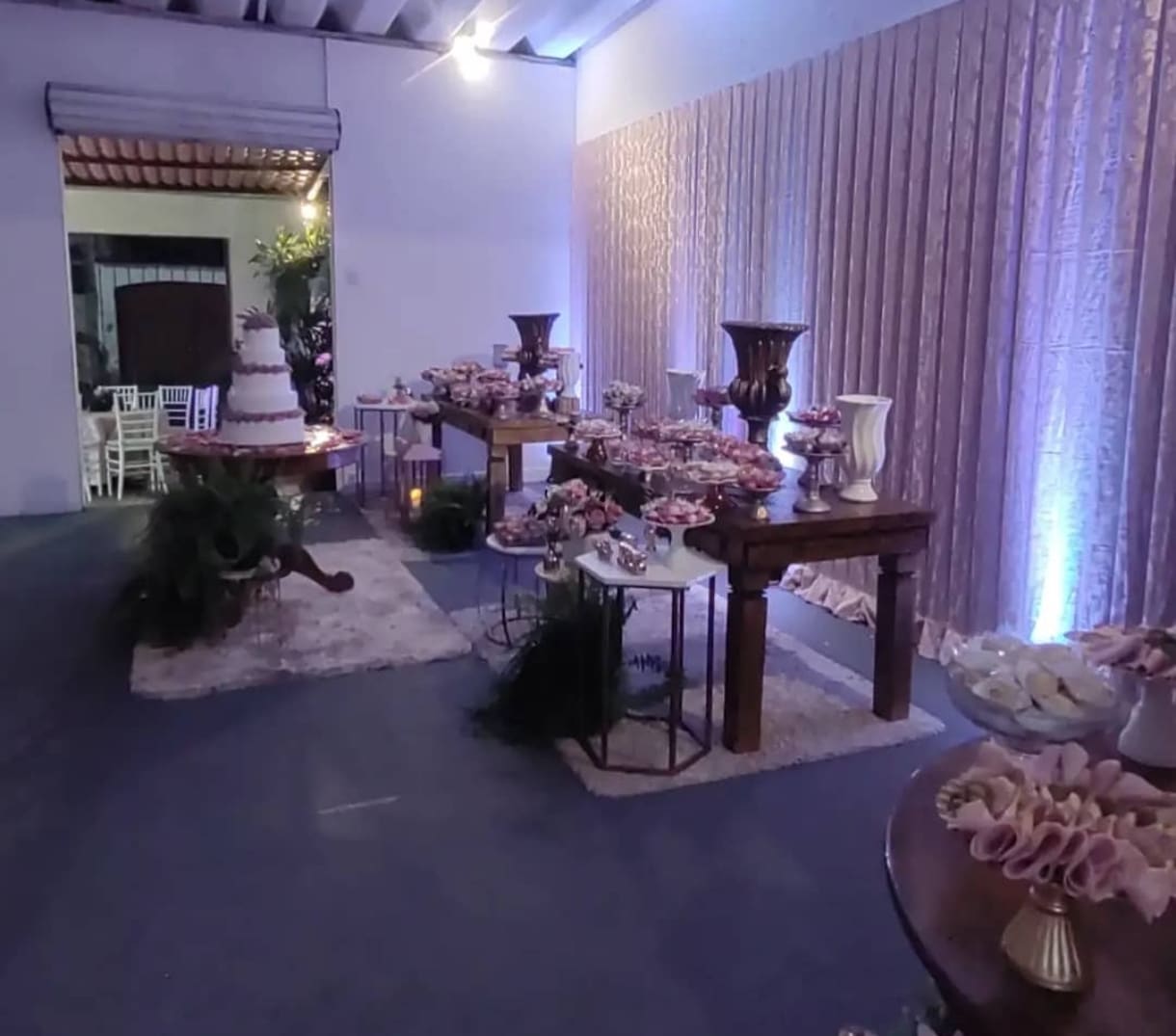 Mesa do bolo decorada em festa no Palacy Eventos, Salvador - BA