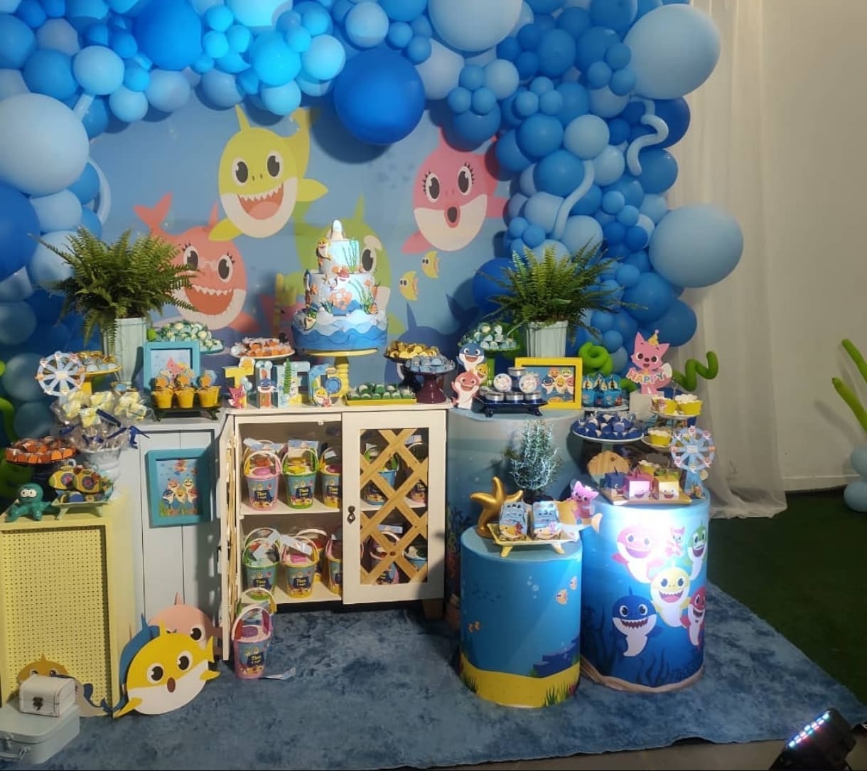 Ambientação completa de evento decorado no Palacy Eventos, Salvador
